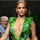 Jennifer Lopez dopo 19 anni indossa di nuovo il mitico "Jungle dress" di Versace