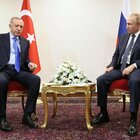 Putin infastidito, attende in piedi Erdogan