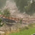 Maltempo in Alto Adige, temporale fortissimo e raffiche di vento: ponte spazzato via in val Pusteria, video choc. Auto sotto una frana