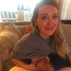 Hilary Duff e l'allattamento: «Dopo sei mesi ho smesso, farlo al lavoro fa schifo»