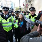 Greta Thunberg arrestata a Londra: le immagini mostrano gli agenti trascinare via l'attivista