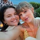Golden Globes, Taylor Swift e Selena Gomez sparlano di un'influencer: «Ho chiesto la foto al fidanzato, ha detto di no»