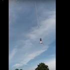 Si lancia col bungee jumping, l'imbracatura si spezza e si schianta: sopravvissuto IL VIDEO CHOC