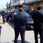 Napoli, folla ai funerali del sindaco ucciso dal Covid-19 nonostante i divieti