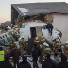 Kazakistan, aereo precipita in decollo e si schianta contro edificio: almeno 12 morti
