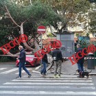 Maltempo a Roma, albero distrugge un'auto a piazza Ragusa