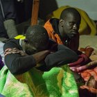 Migranti, nave Alan Kurdi in porto: sbarco al via. E in Sicilia arriva la Asso Trenta con 200 naufraghi