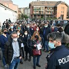 Vaccino, a Torino convocate per errore il doppio delle persone: caos e assembramenti, interviene la polizia
