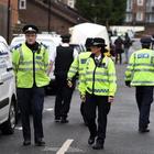 Londra, 4 accoltellati in strada: caccia all'uomo. «L'aggressore è alto 1,90»