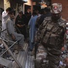 Pakistan, esplode bomba in una moschea: 5 morti e 15 feriti