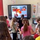 Bambini costretti a cantare l'inno della Roma in classe, video virale. Ira dei genitori: «Mio figlio è laziale»