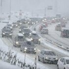 Francia, 2.000 auto bloccate nella neve in direzione Italia. Fino all’alba ferme sulla A40