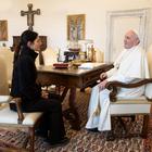 Papa Francesco: in tante famiglie ormai si fa la fame, oggi incontro con la sindaca Raggi