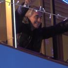 Sanremo, Ligabue si affaccia dal balcone dell'Ariston e la folla impazzisce