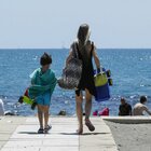 Mamma chiede il distanziamento in spiaggia per il figlio trapiantato, aggredita da 2 turiste: «Il Covid non esiste»
