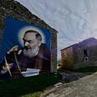 Dato per morto si risveglia, ad Avellino gridano al miracolo: «È stato Padre Pio»