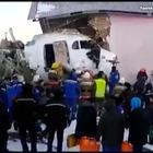 Aereo con 100 persone bordo cade subito dopo il decollo in Kazakistan