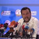 Lega primo partito, Salvini bacia il crocifisso: “Ringrazio chi è lassù”