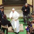 Papa Francesco visita a sorpresa l'aula delle Migrazioni del Liceo Albertelli di Roma