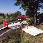 Bergamo, ultraleggero si schianta sulla strada: morta una ragazza di 15 anni. Il padre, la gemella e un'altra sorella sono feriti gravemente