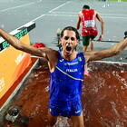 Tamberi campione del mondo, l'azzurro festeggia l'oro con un tuffo nella vasca dei 3mila siepi