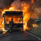 Roma, ennesimo bus in fiamme sul Grande Raccordo Anulare: nessun ferito