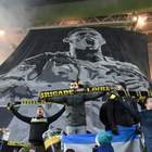 Emiliano Sala, lo stadio del Nantes interrompe la partita per ricordarlo: brividi sugli spalti. E l'allenatore si commuove