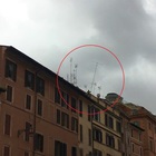 Maltempo Roma, antenna pericolante in centro: chiusa via della Minerva