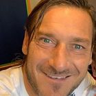 Francesco Totti a C'è Posta per Te fa una sorpresa a due ragazzi con la Sindrome di Down: la divertente scenetta conquista il pubblico