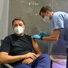 Matteo Renzi si è vaccinato, la foto su Twitter: «Per una volta nessuno farà polemica»
