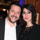 La coppia Isoardi-Salvini all'Ariston tra selfie e baci