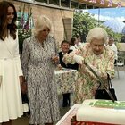 La regina Elisabetta taglia la torta con la spada al ricevimento solenne tra i sorrisi di Kate e Camilla