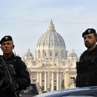 Prete fermato a San Pietro con una pistola e coltelli, la versione che non convince la polizia: «Sono per difesa personale»