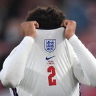 Inghilterra, calciatori in ginocchio ululati dei tifosi