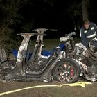 Tesla «guida da sola» si schianta contro un albero e va a fuoco: morti due passeggeri