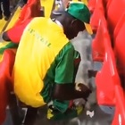 La lezione dei tifosi di Senegal e Giappone che puliscono gli spalti a fine partita