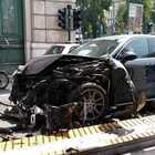 Porsche Cayenne "impazzito" travolge e uccide donna sotto i portici dello shopping