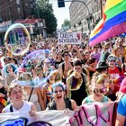 Milano, trecentomila al Gay Pride tra carri, musica, colori e striscioni pro Carola