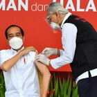 Vaccini, Indonesia controcorrente: inizia la campagna dai giovani (dai 18 ai 59 anni): «Da loro più contagi»