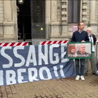 A Milano si vota per la cittadinanza onoraria ad Assange: il presidio davanti al Comune