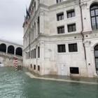 Turisti arrivati a Venezia per la piena storica: «Siamo venuti apposta per vederla»