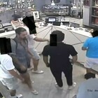 immagine Cena al ristorante, poi scappano senza pagare il conto. Il titolare posta le foto: «Bravi, la truffa del secolo»