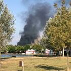 Maxi incendio al campo nomadi di via del Foro Italico: gigantesca colonna di fumo sulla città. Stop treni per Viterbo