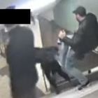 Ragazza scaraventata giù dalle scale con un calcio alle spalle nella metro di Berlino: un arresto