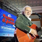 Vacanze di Natale compie 40 anni: il party a Cortina con il concerto di Jerry Calà nei panni di Billo: «Ero birichino ma facevo tanto ridere»