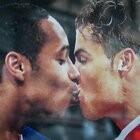 Torino, spunta il "bacio" Mondiale tra Mbappé e Ronaldo: «Hanno FIFA dei gay»