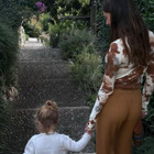 Belen, passeggiata tenendo per mano la figlia: «Belu y Luna». Ma gli hater continuano a punzecchiarla