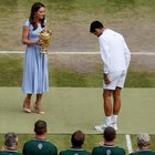 Kate Middleton premia Djokovic e consola Federer con una carezza