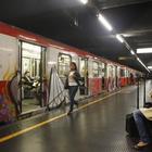 Milano, paura in metro: brusca frenata sulla linea 2, passeggeri contusi