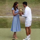 Kate Middleton premia Djokovic a Wimbledon e consola Federer con una carezza